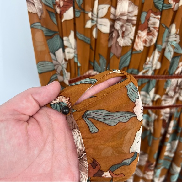 Entro Tan V-Neck Pleated Floral Dress Size Large - Picture 9 of 13
